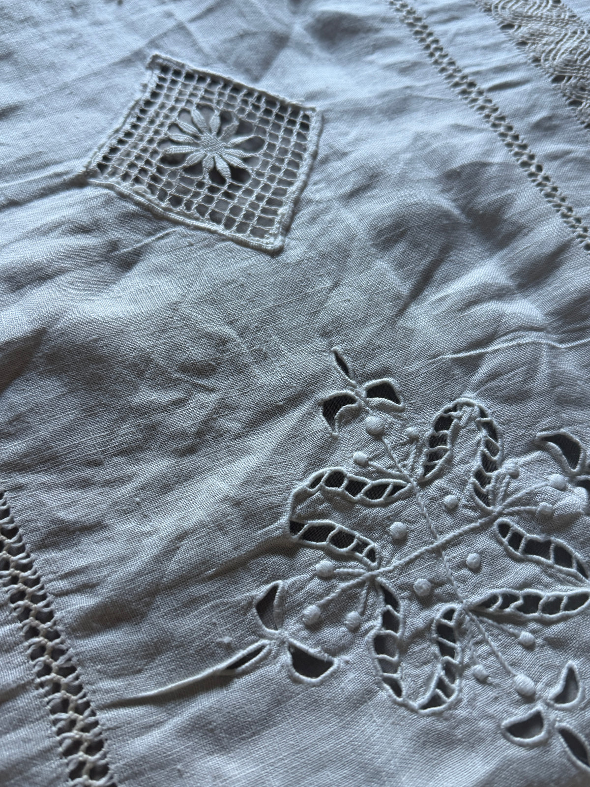 レースと刺繍のクロス(カーテン)