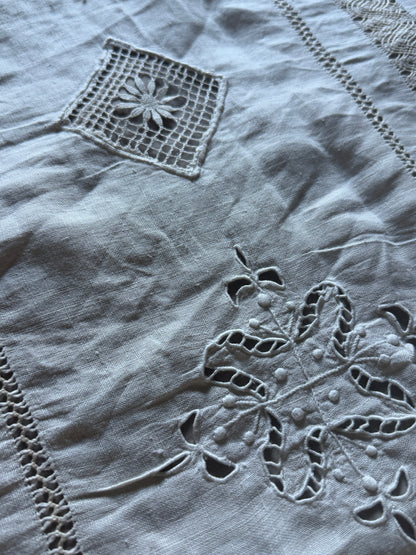 レースと刺繍のクロス(カーテン)