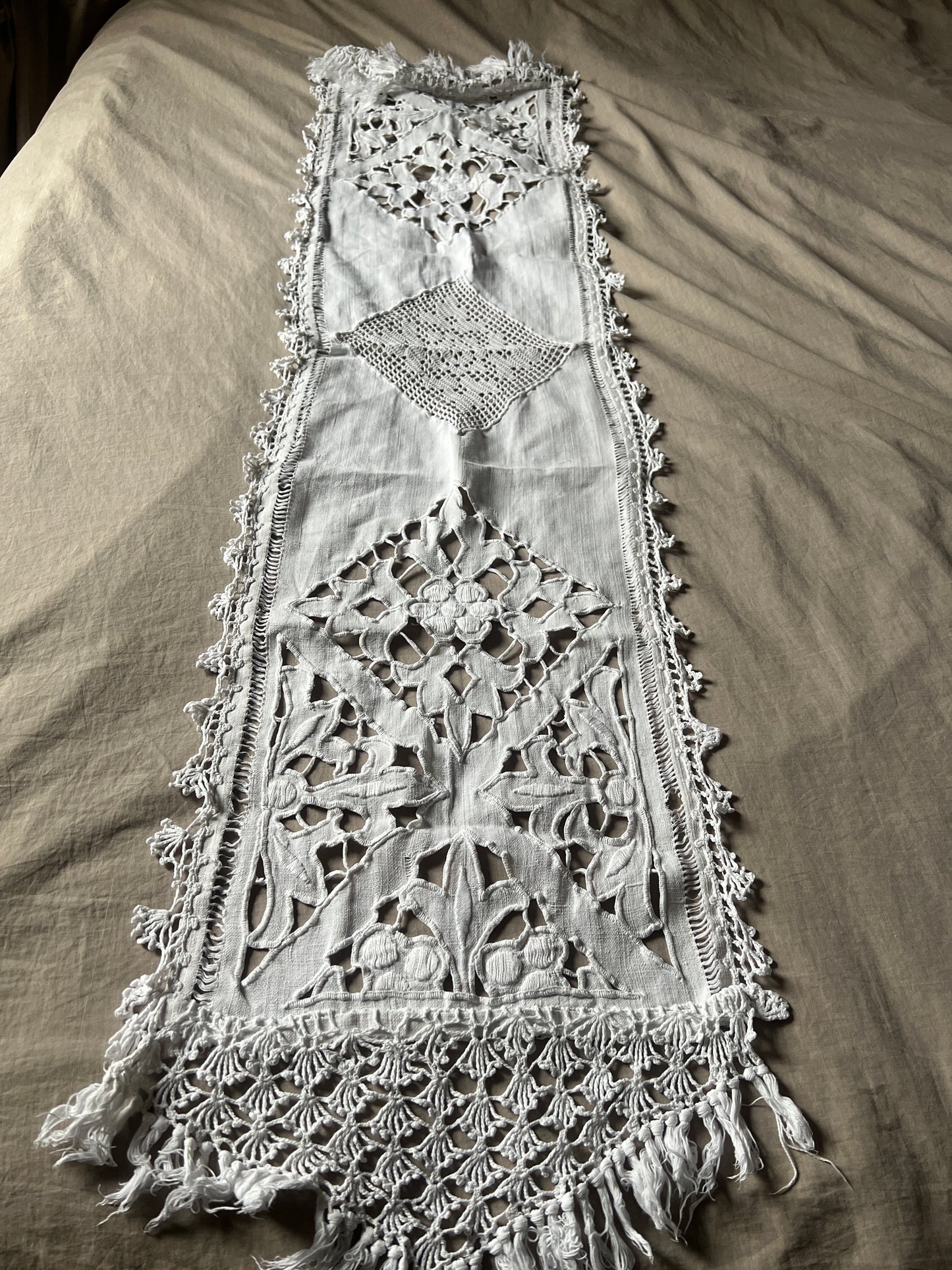 レースと刺繍のテーブルセンター