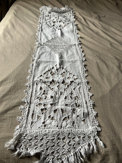 レースと刺繍のテーブルセンター