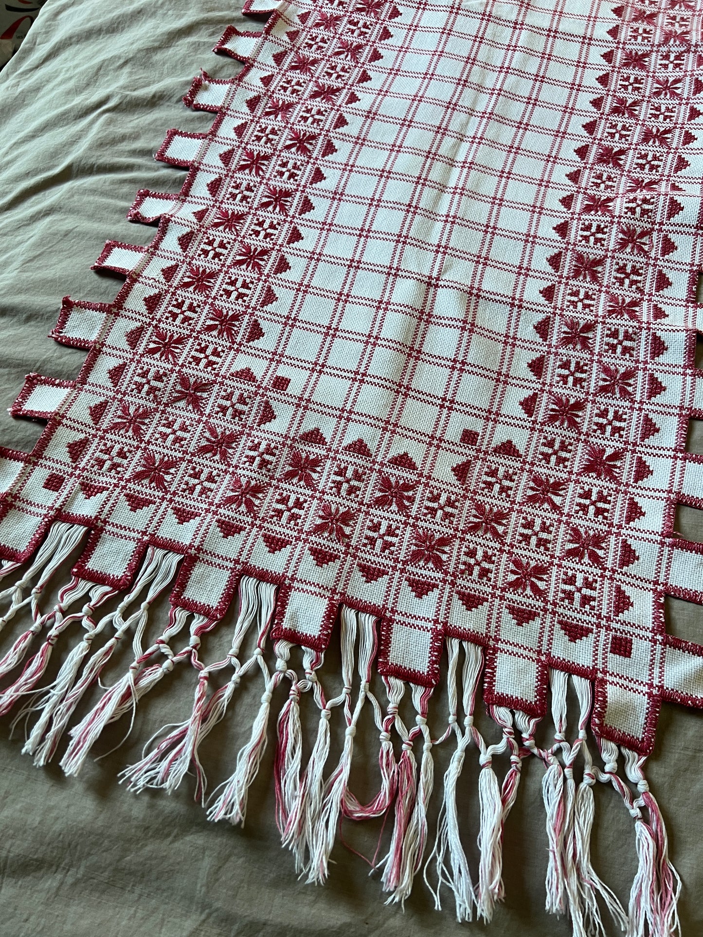 赤糸刺繍のクロス
