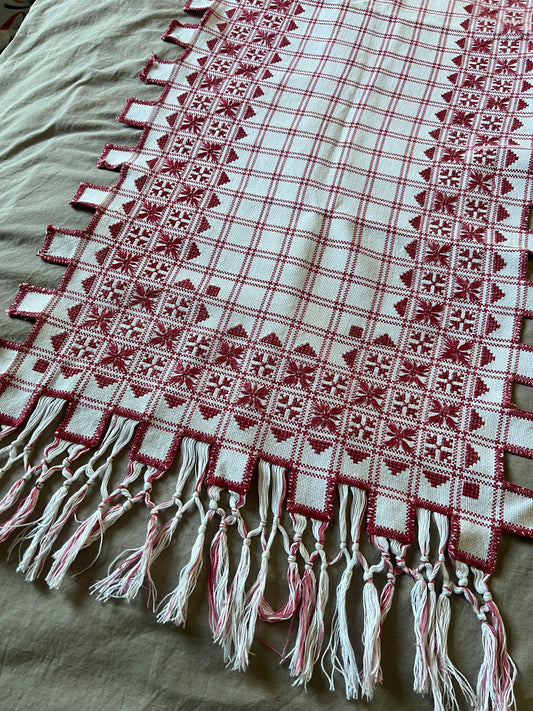 赤糸刺繍のクロス