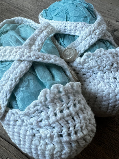 クロシェ編みのベビーシューズ