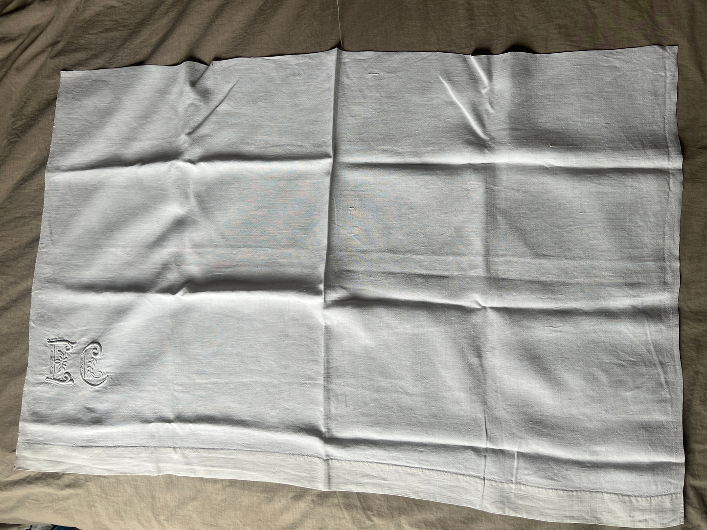 モノグラム刺繍リネン端布