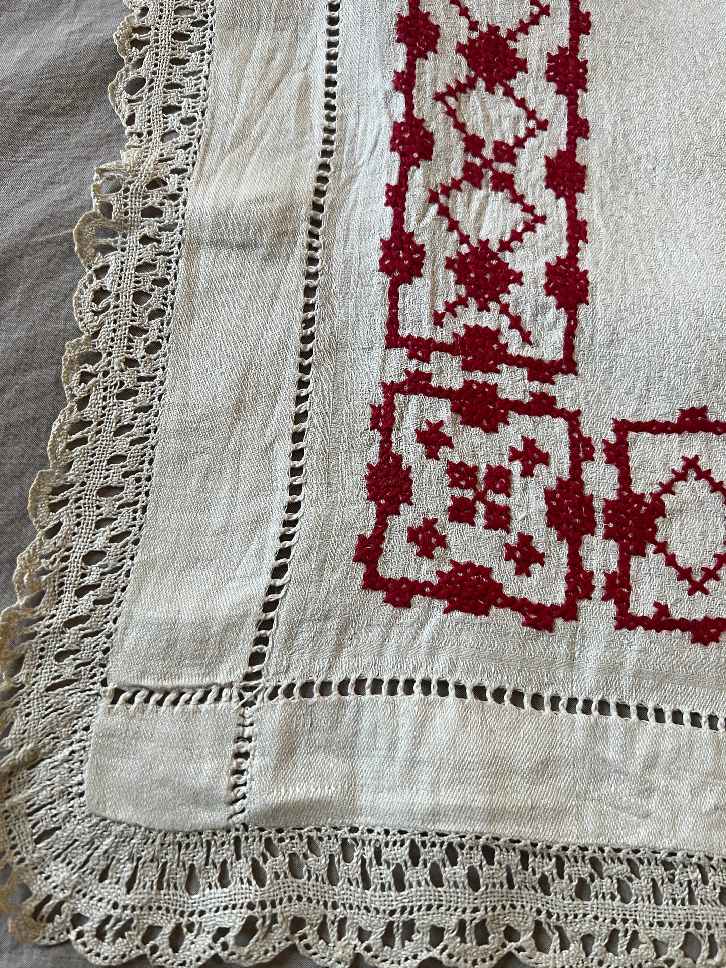 赤糸刺繍クロス