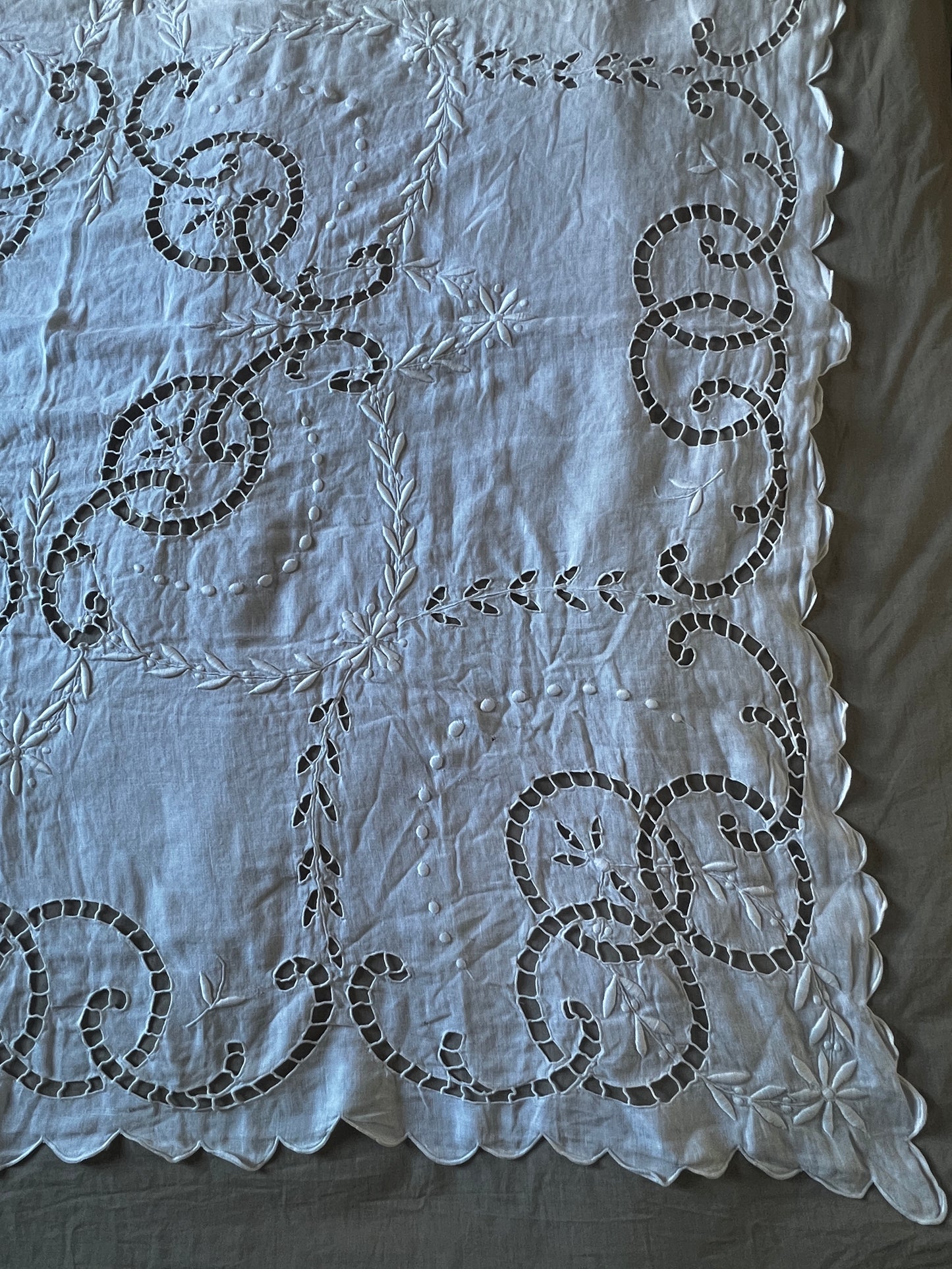 カットワークク刺繍大判クロス