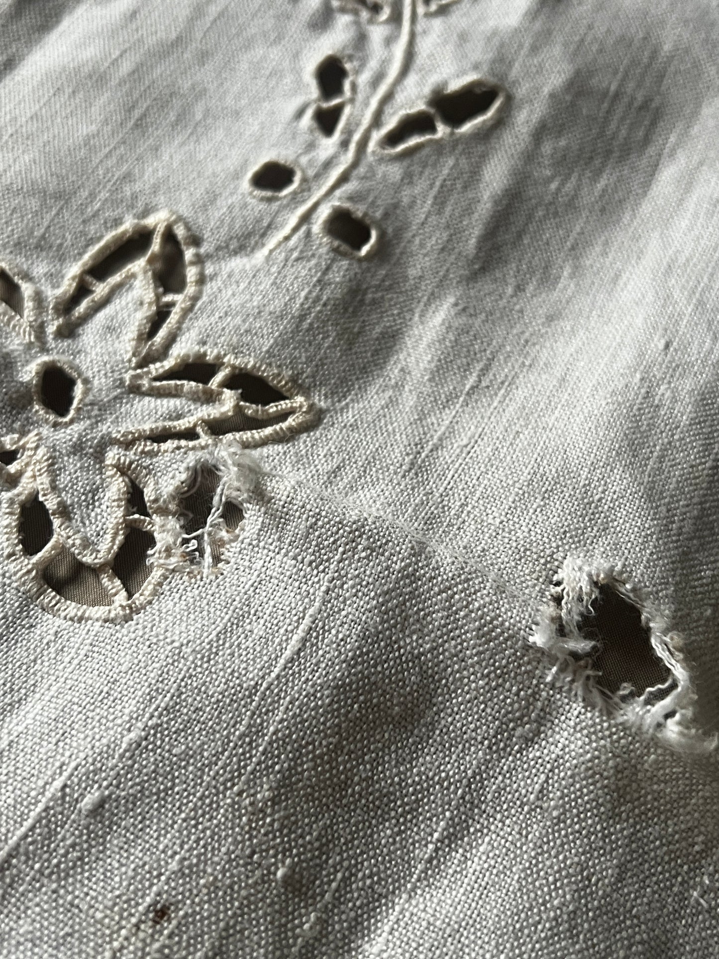 カットワーク刺繍リネンクロス(ダメージ)