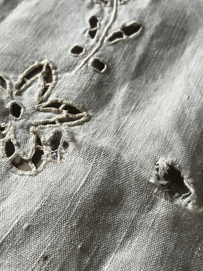 カットワーク刺繍リネンクロス(ダメージ)