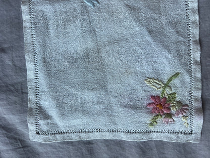 ★花の刺繍のミニクロス