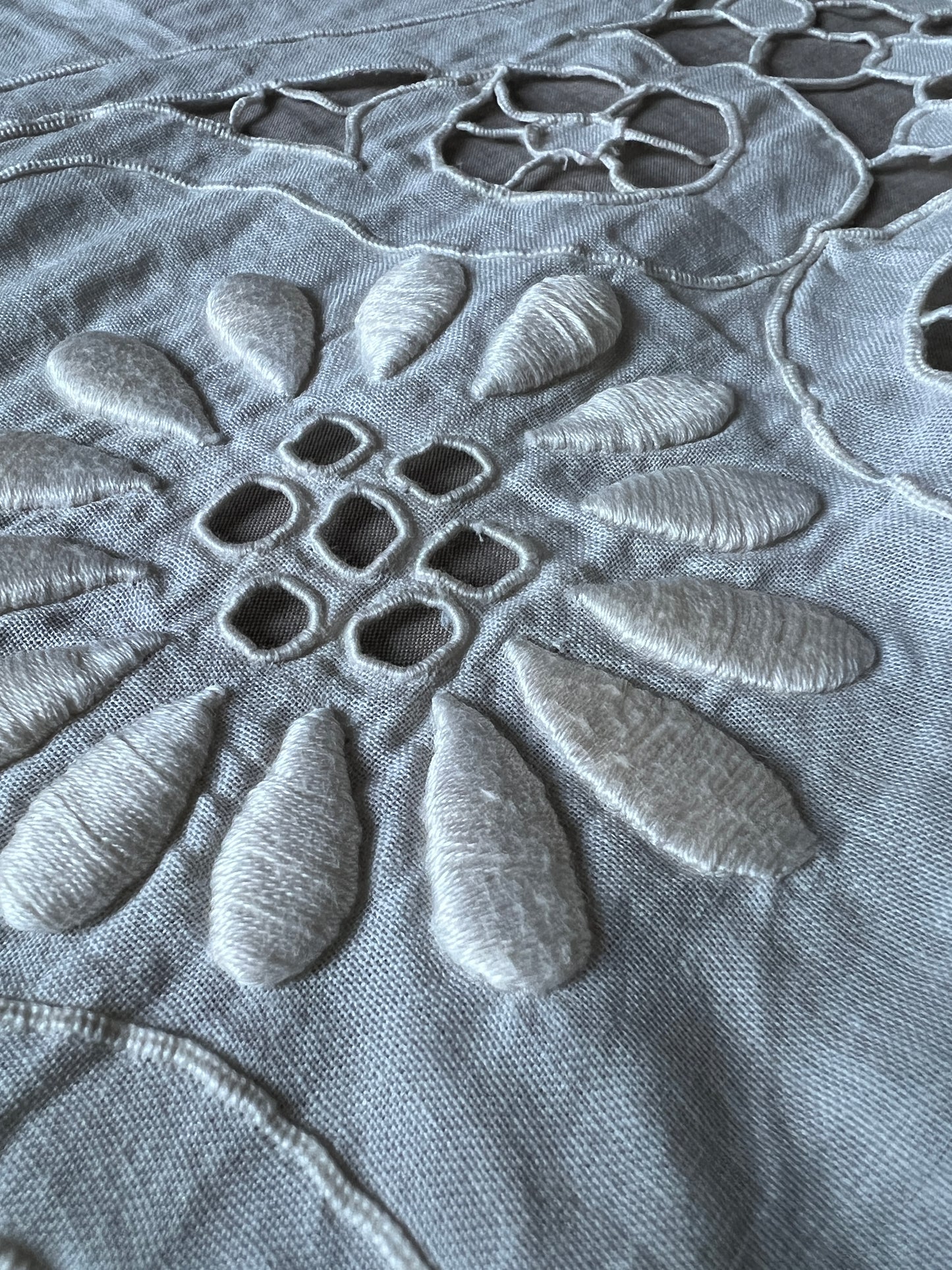 レースと刺繍の棚飾り
