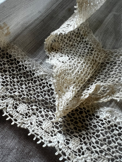 アンティークレース胸元飾り