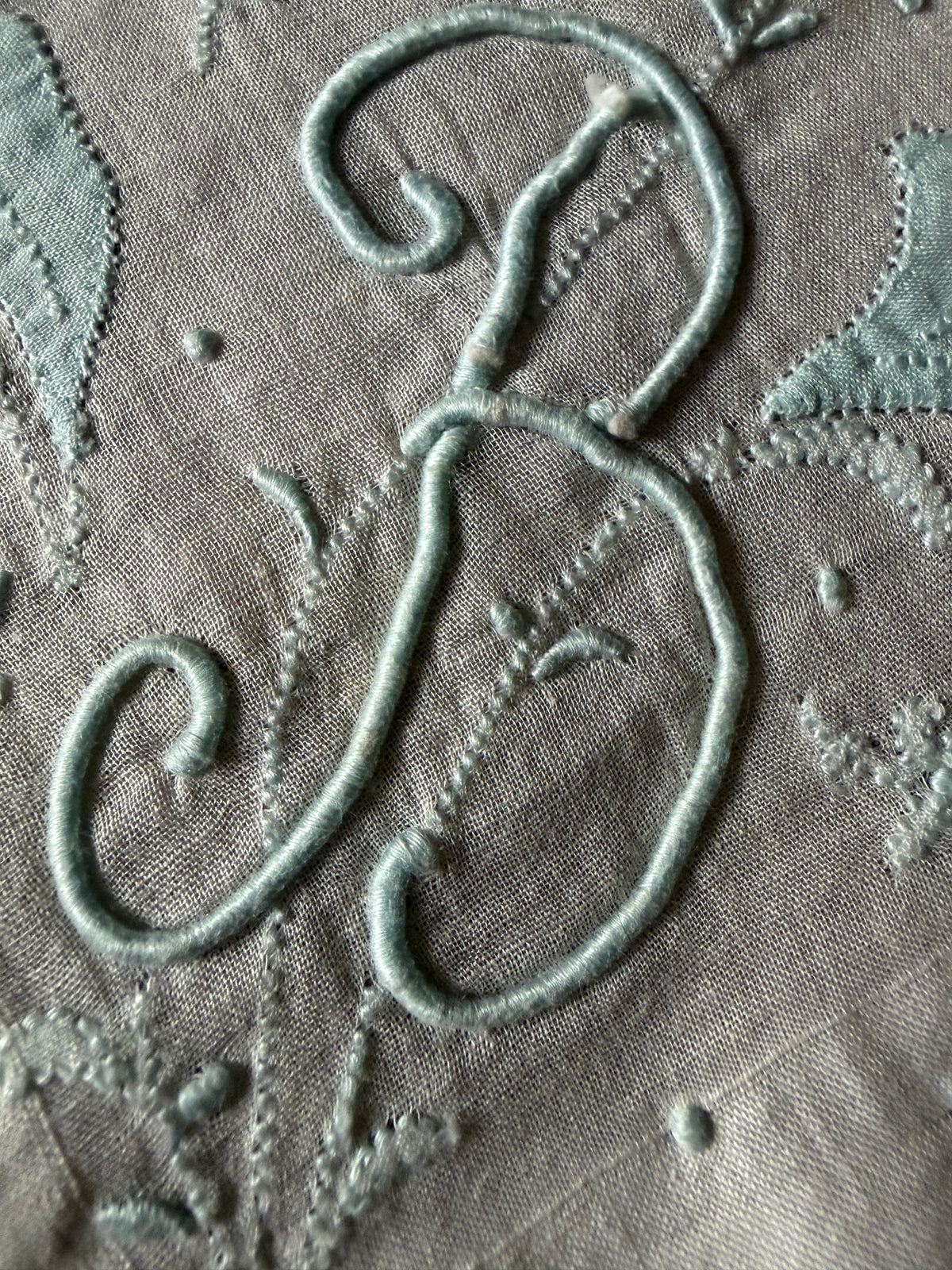 モノグラム刺繍のハンカチ