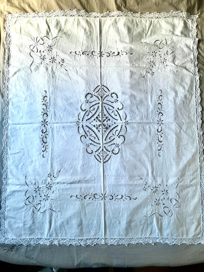 カットワークク刺繍大判クロス