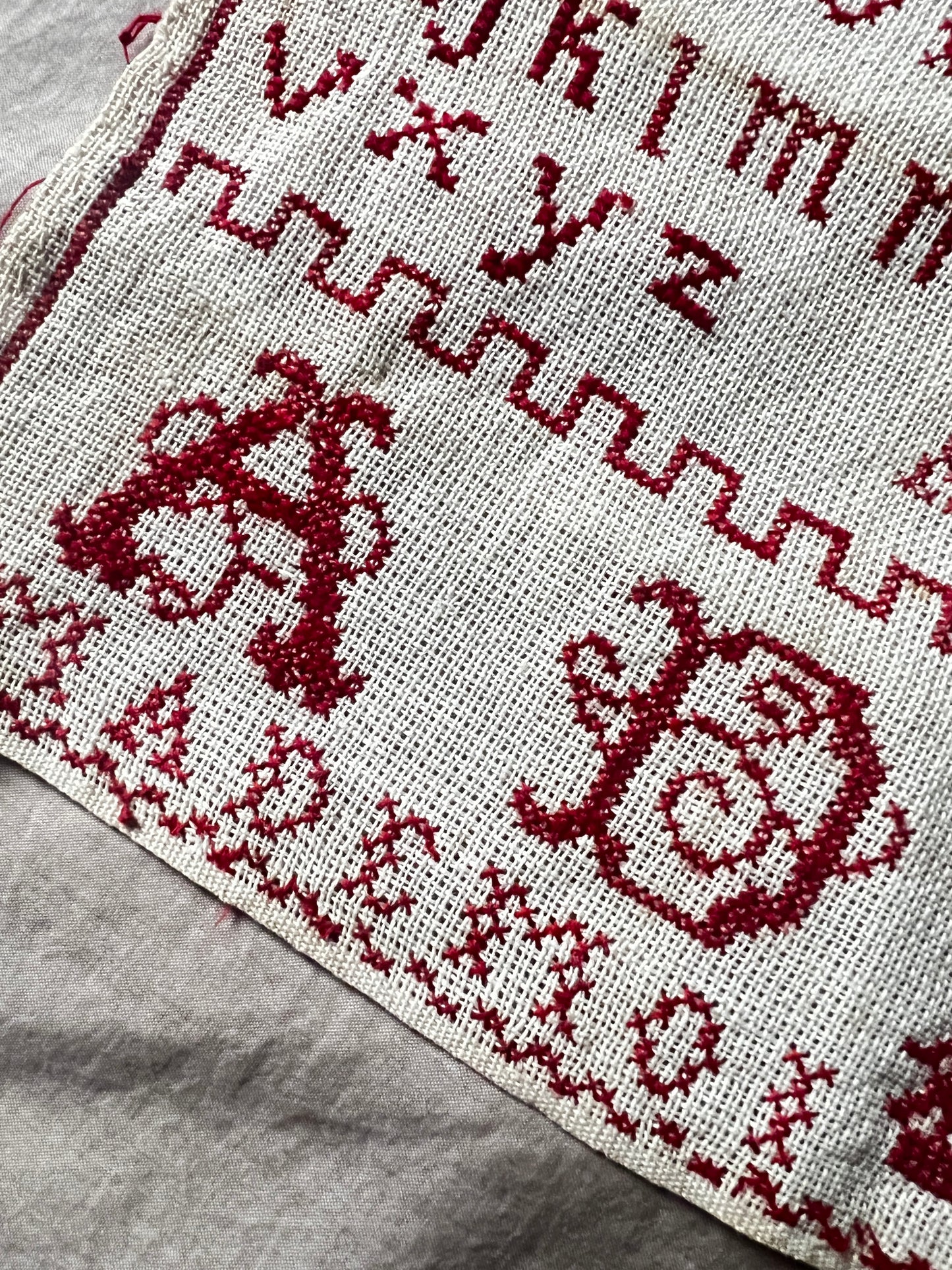 赤糸刺繍サンプラー(AMELIE 1895年)