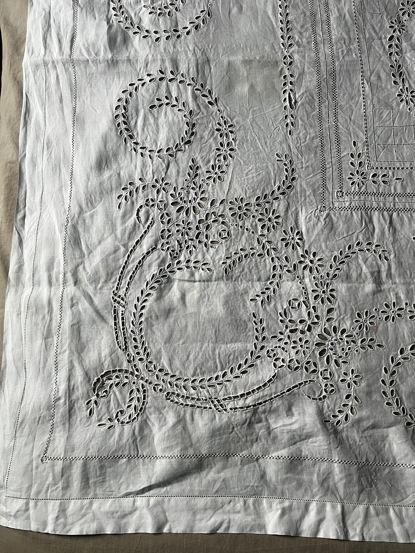 モノグラム刺繍カットワーククロス