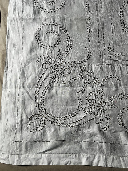 モノグラム刺繍カットワーククロス