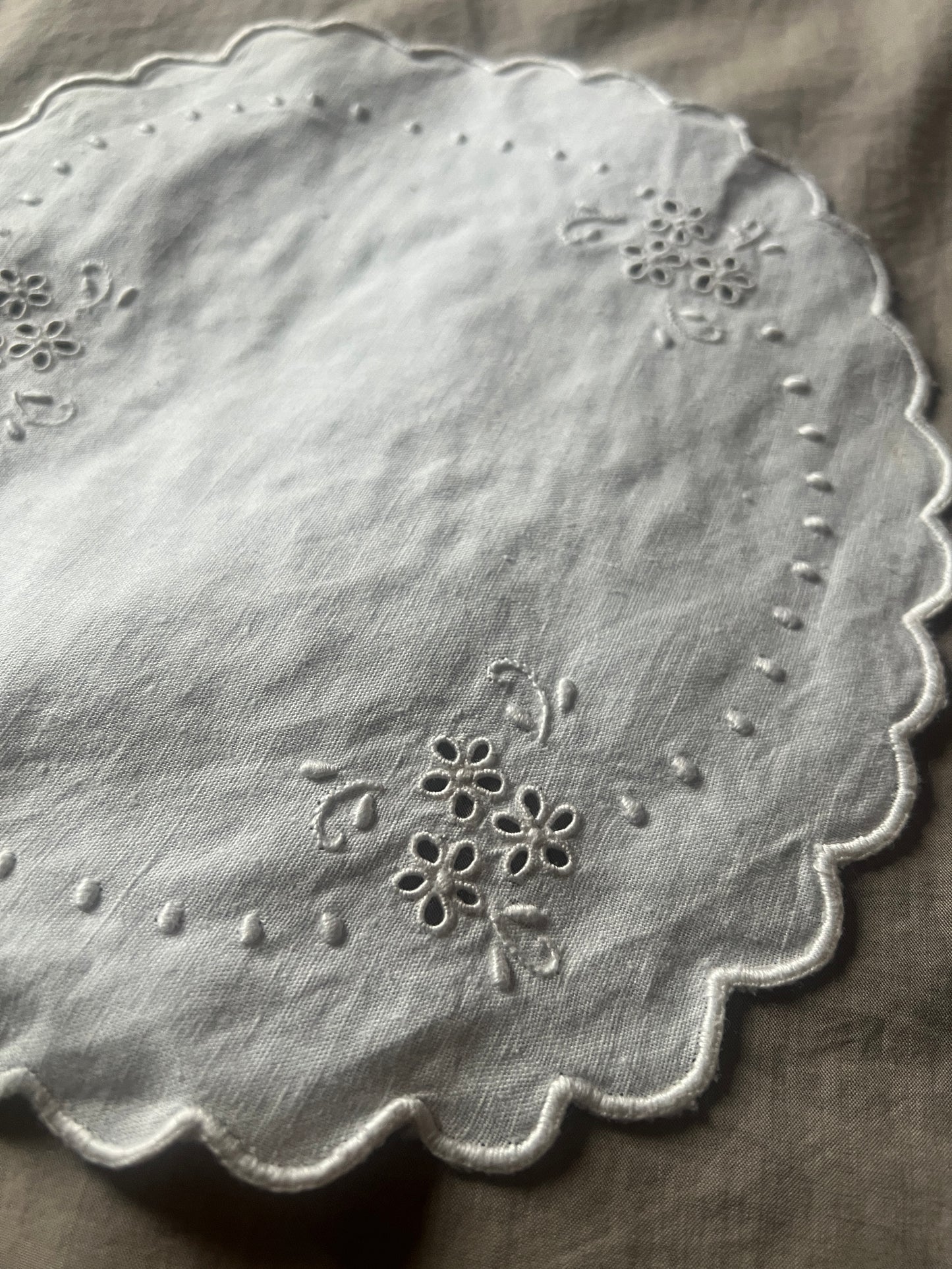★白刺繍ドイリー