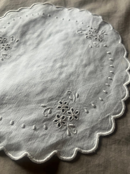 ★白刺繍ドイリー