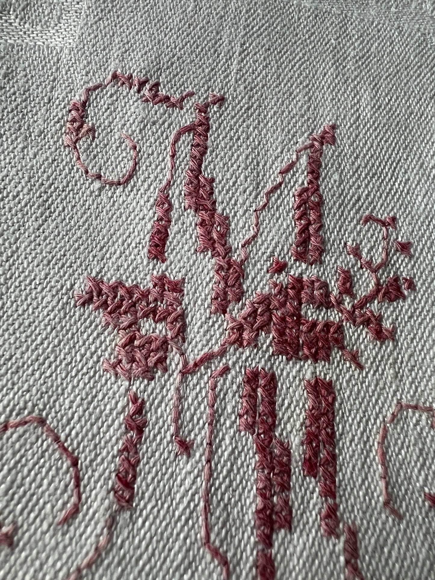 赤糸モノグラム刺繍リネンクロス
