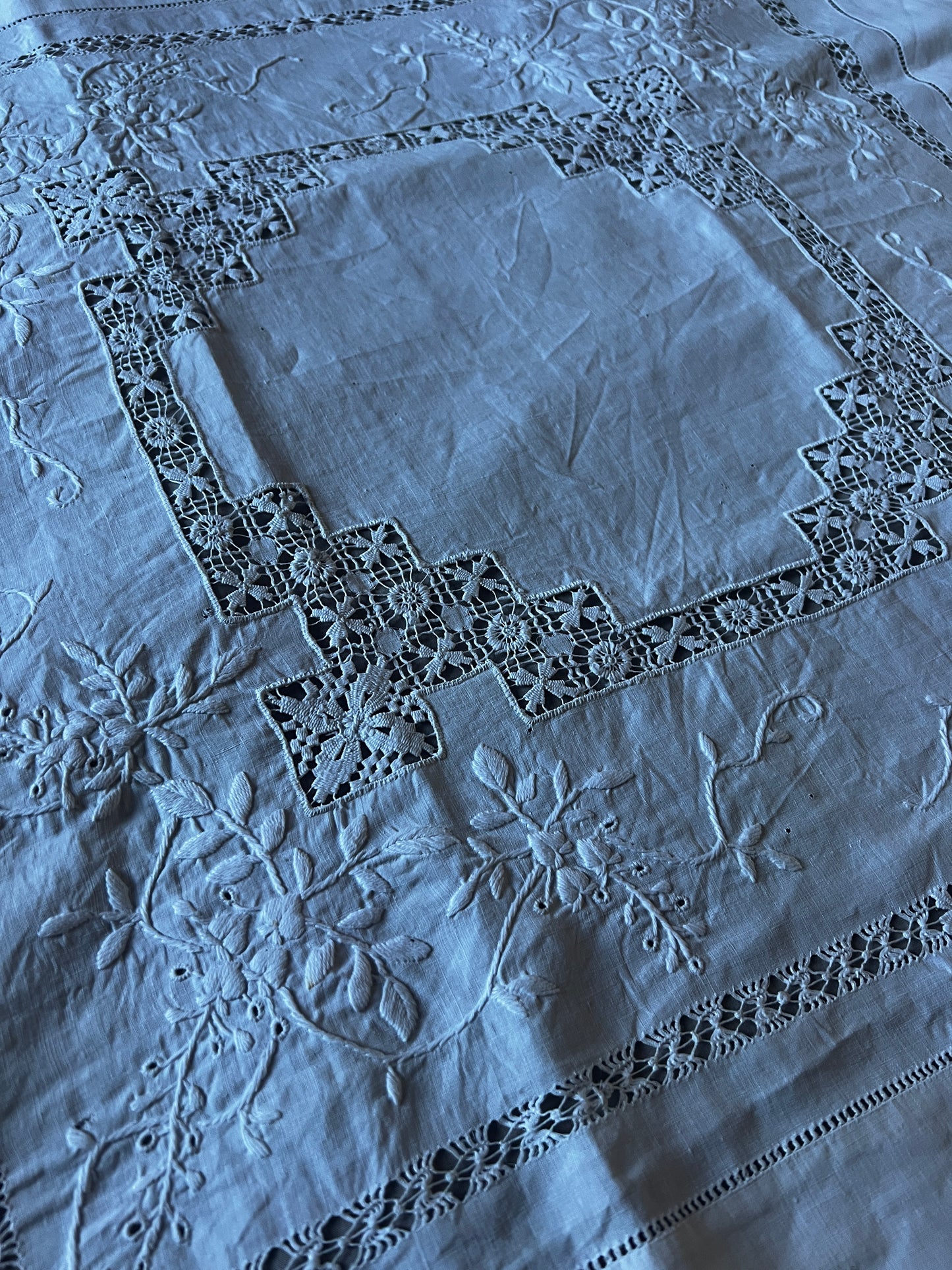 刺繍とレースのクロス