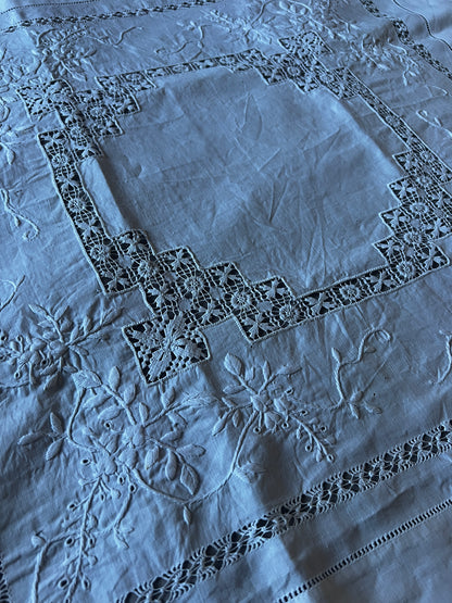 刺繍とレースのクロス