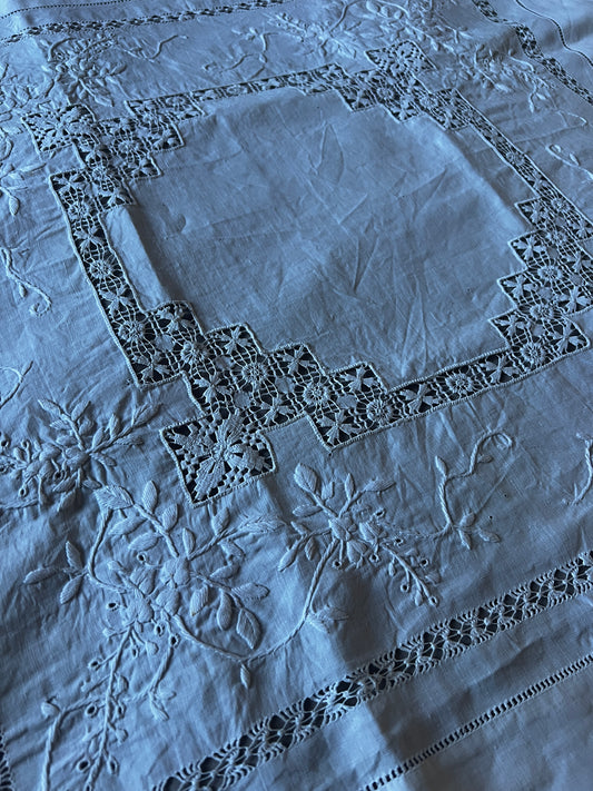 刺繍とレースのクロス