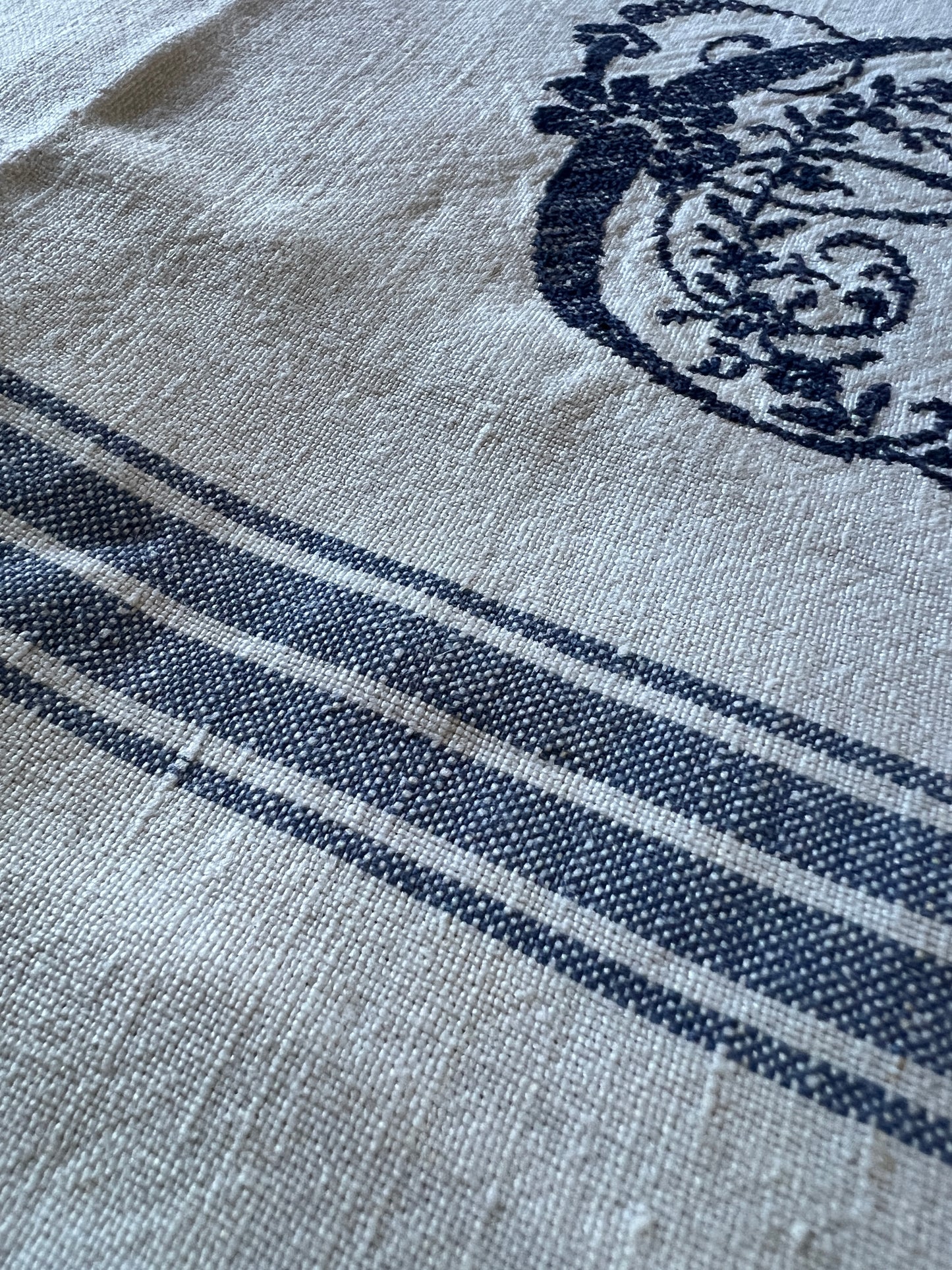 モノグラム刺繍入りリネントルション