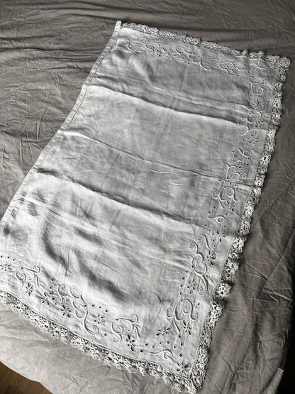 白刺繍飾り布