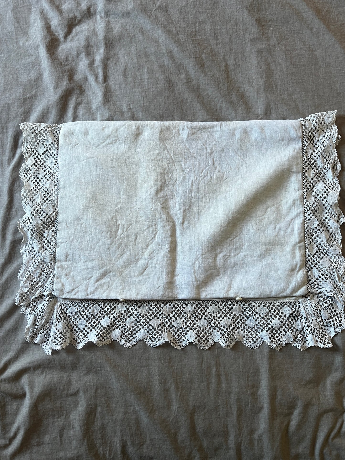 白刺繍のランジェリーサック