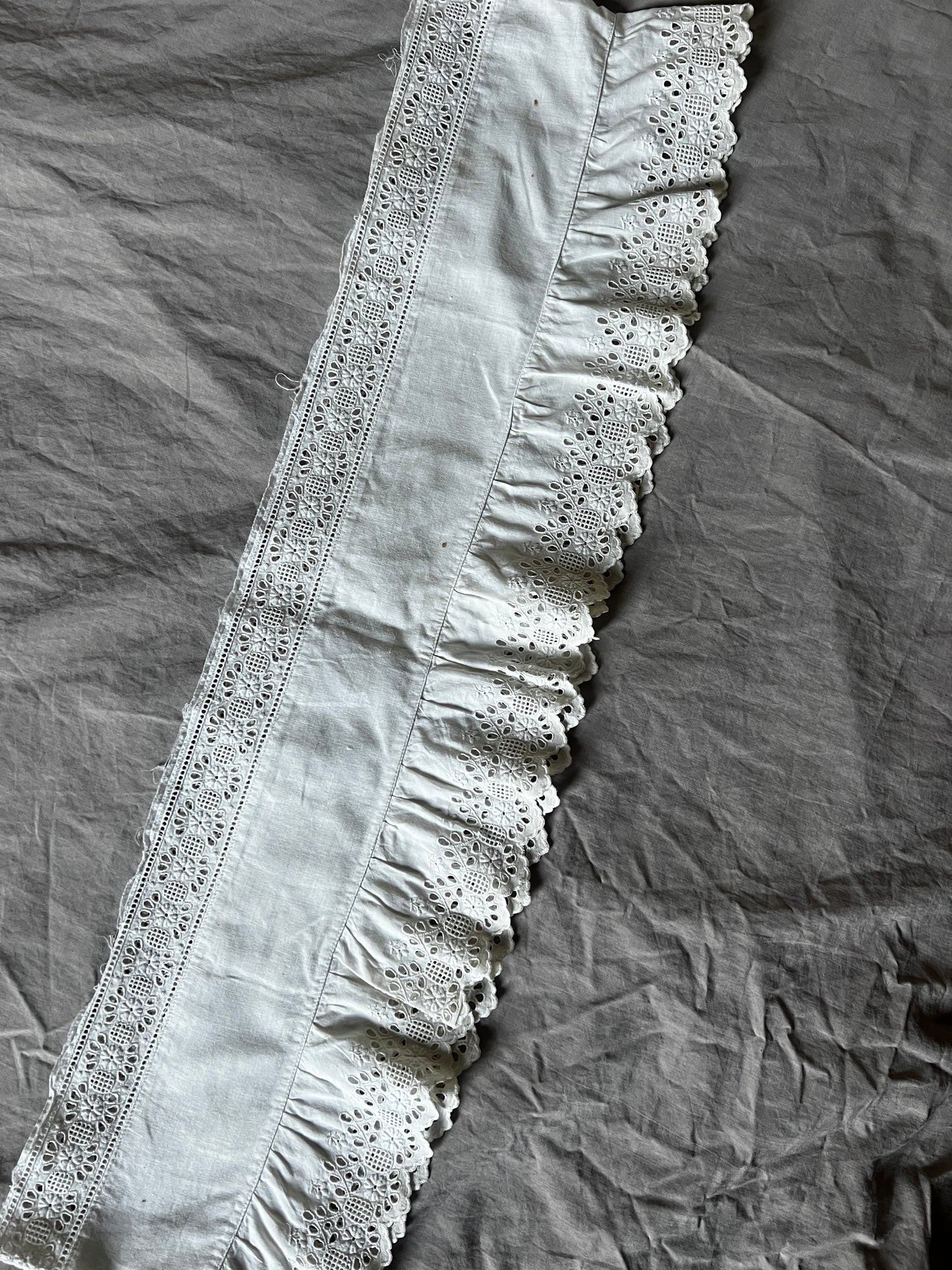刺繍レース裾飾り