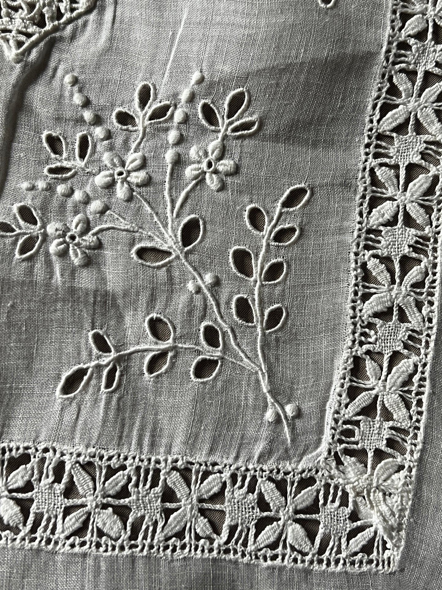 刺繍とレースのクロス