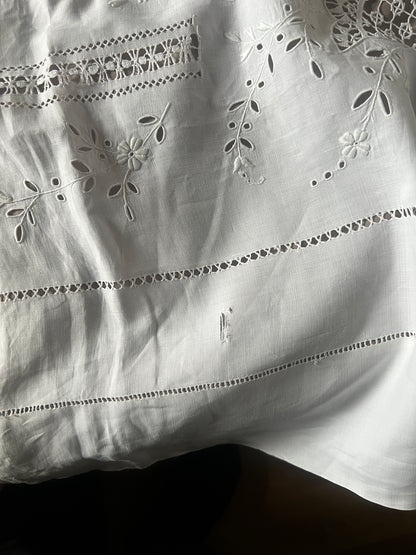 白刺繍の端布(ダメージ)