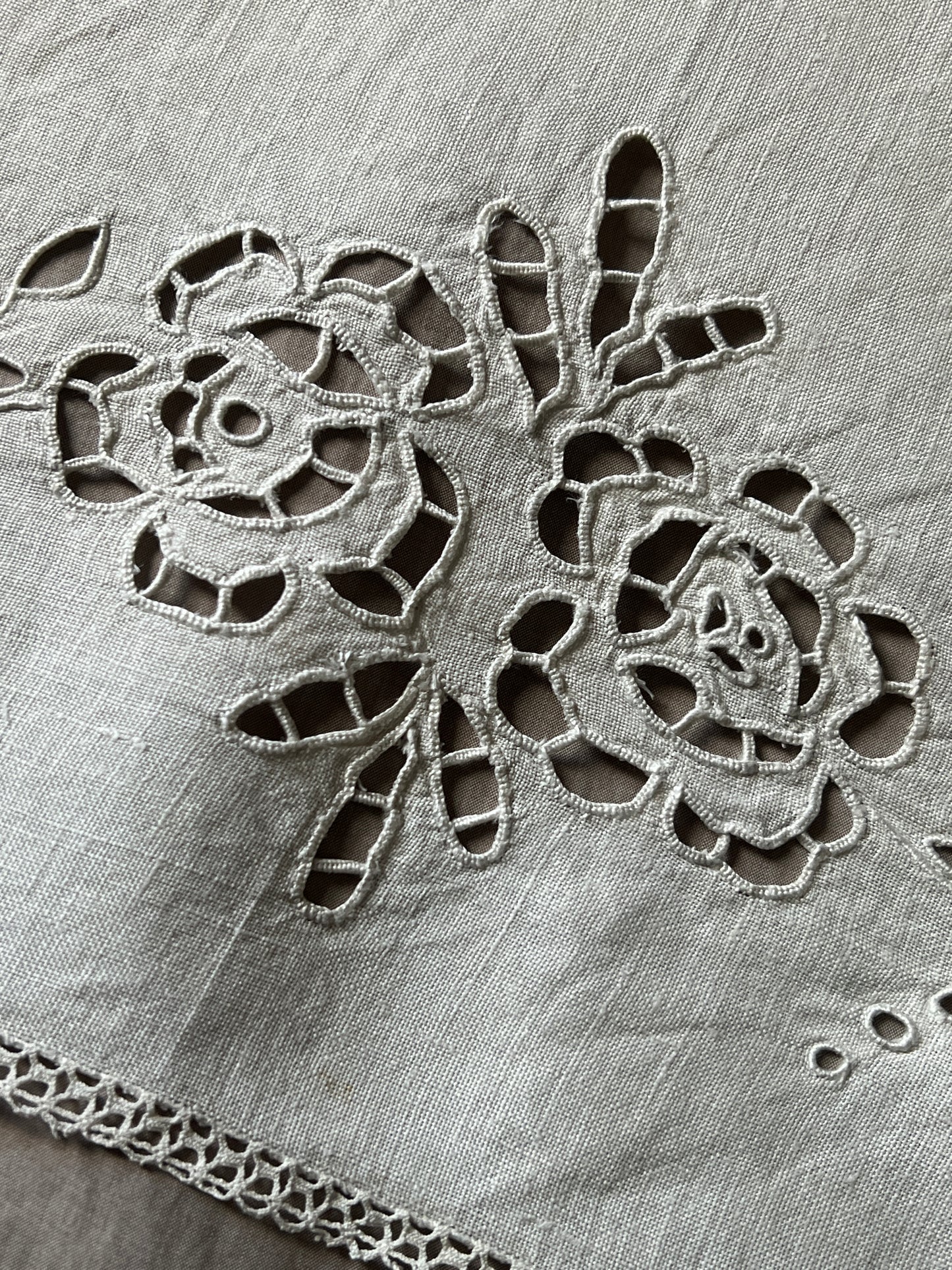 カットワーク刺繍棚飾り