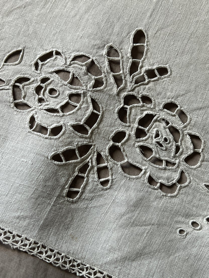 カットワーク刺繍棚飾り