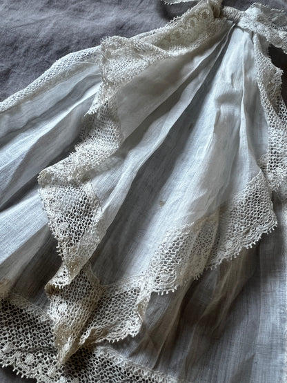 アンティークレース胸元飾り