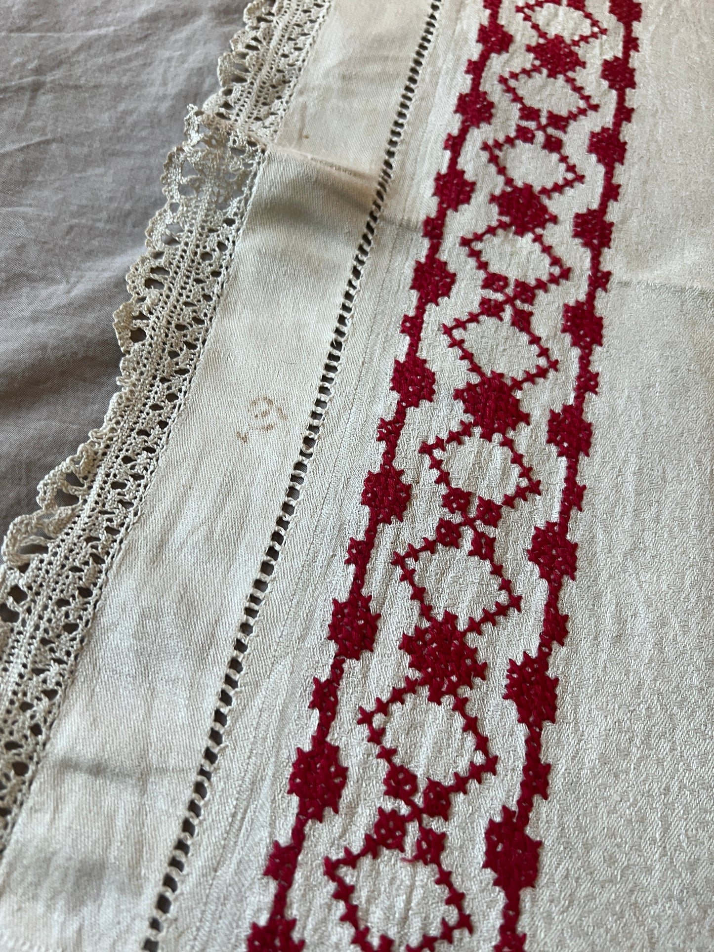 赤糸刺繍クロス