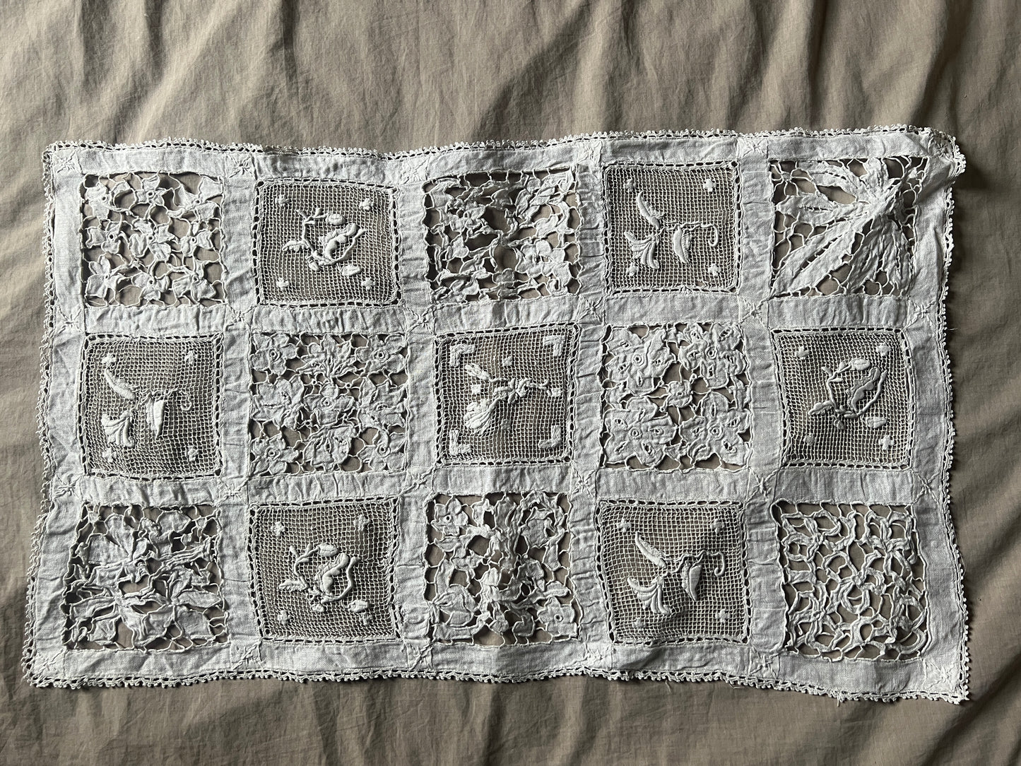 レースと刺繍の長方形クロス