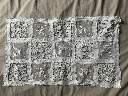 レースと刺繍の長方形クロス