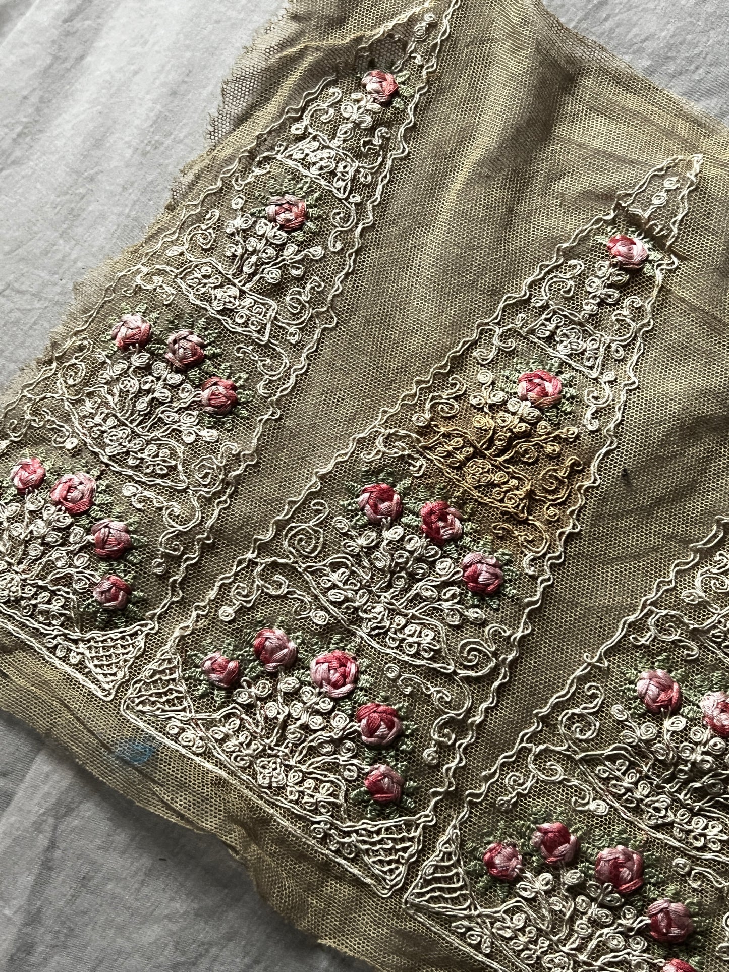 チュール刺繍レース