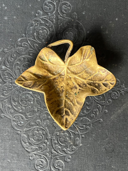 ★真鍮製トレイ（葉っぱ）