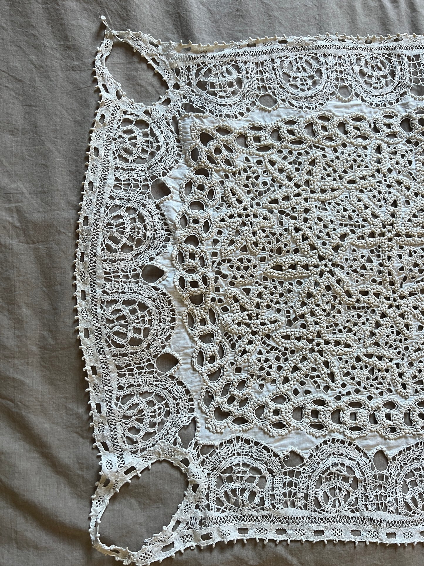 刺繍とレースの棚飾りクロス