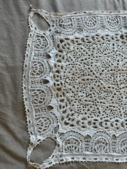 刺繍とレースの棚飾りクロス