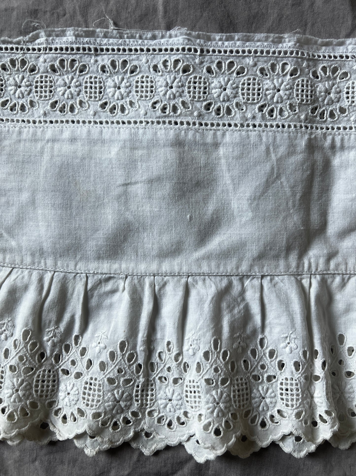 刺繍レース裾飾り