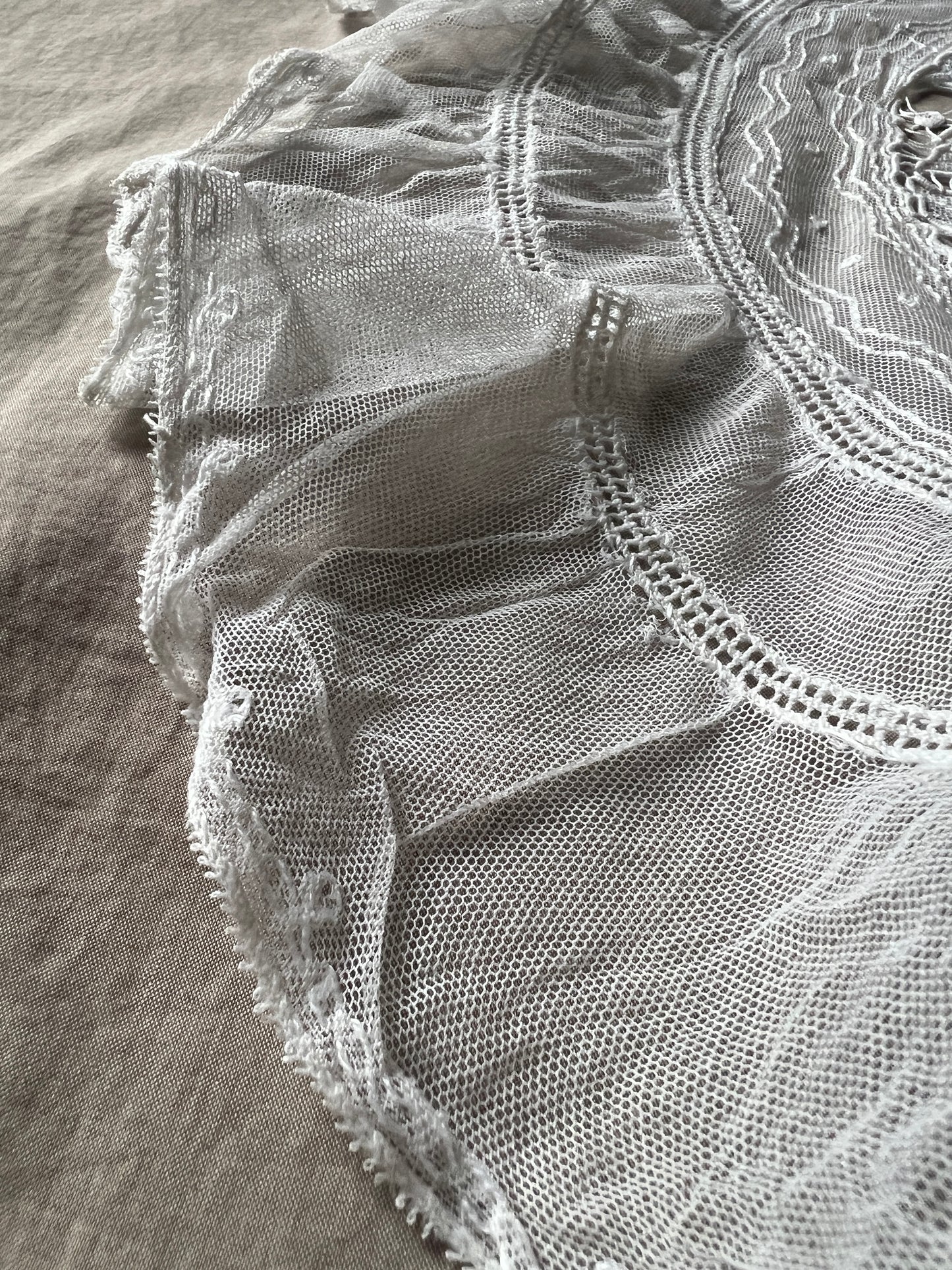 チュール刺繍レース楕円形フリルクロス