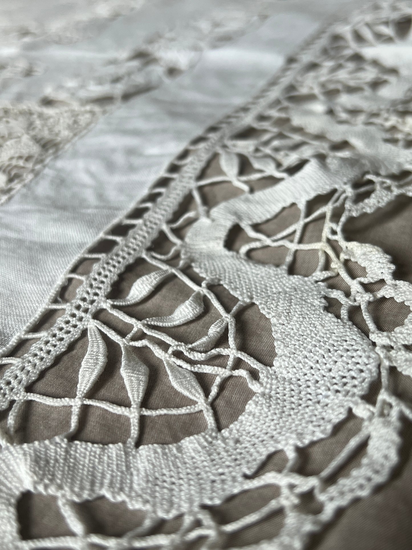 レースと刺繍の大判クロス