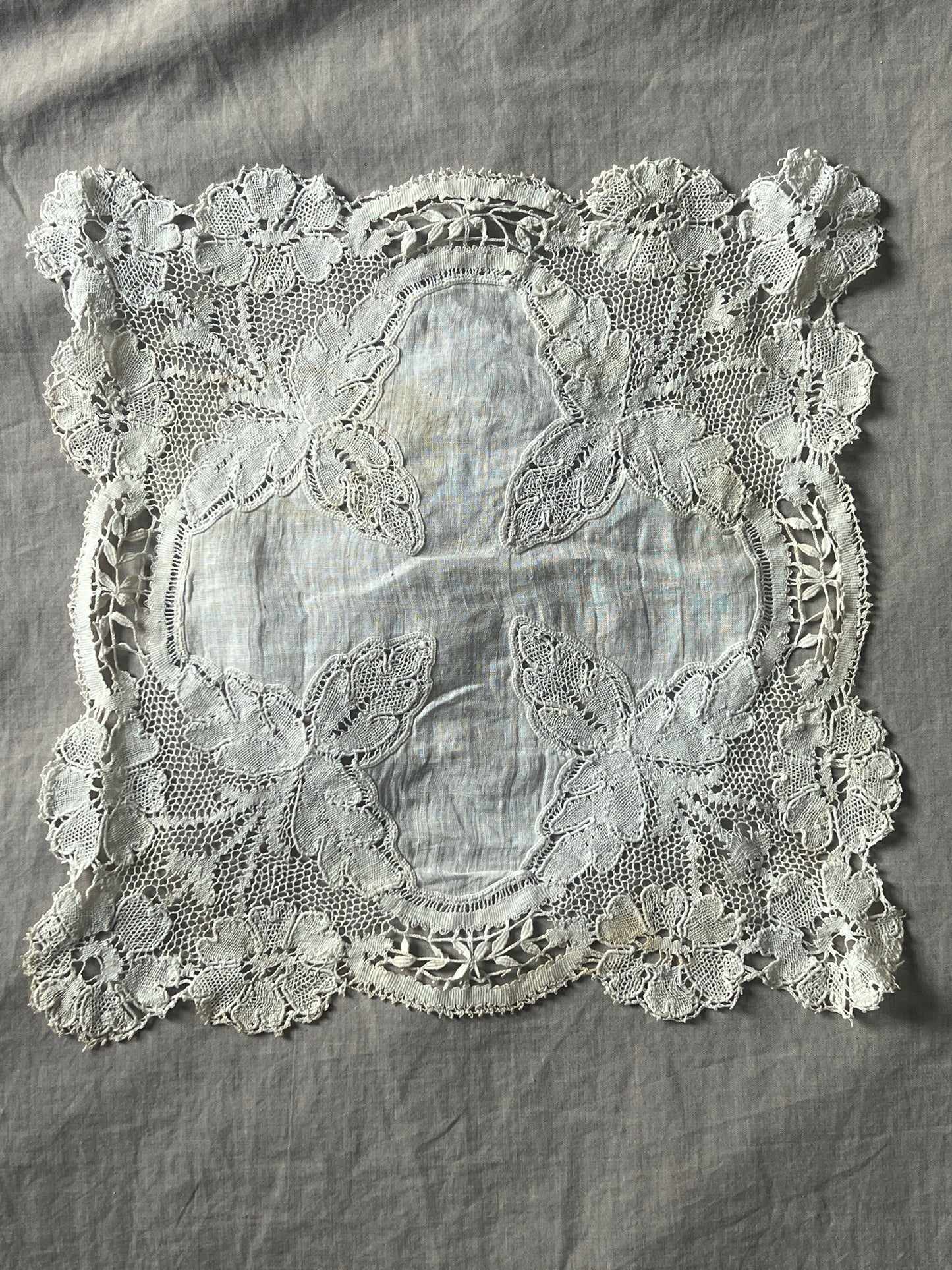 ボビンレースのハンカチ