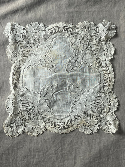 ボビンレースのハンカチ