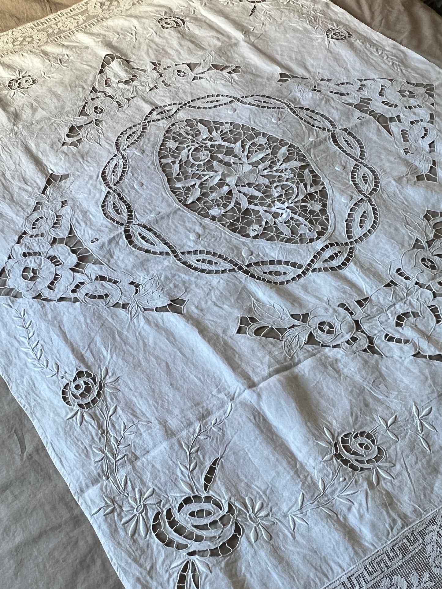 レースと刺繍のクロス