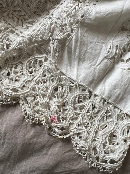 レースと刺繍の飾り布