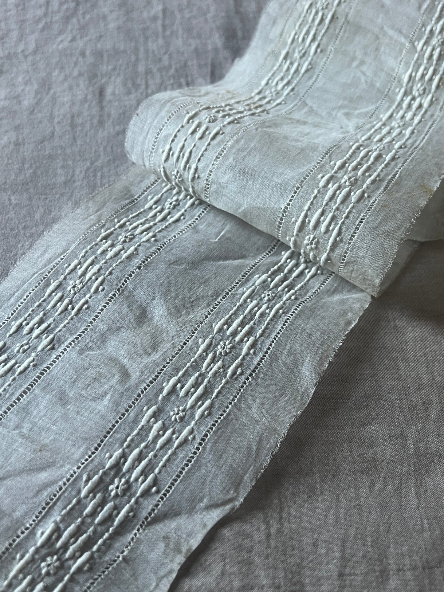 白刺繍布